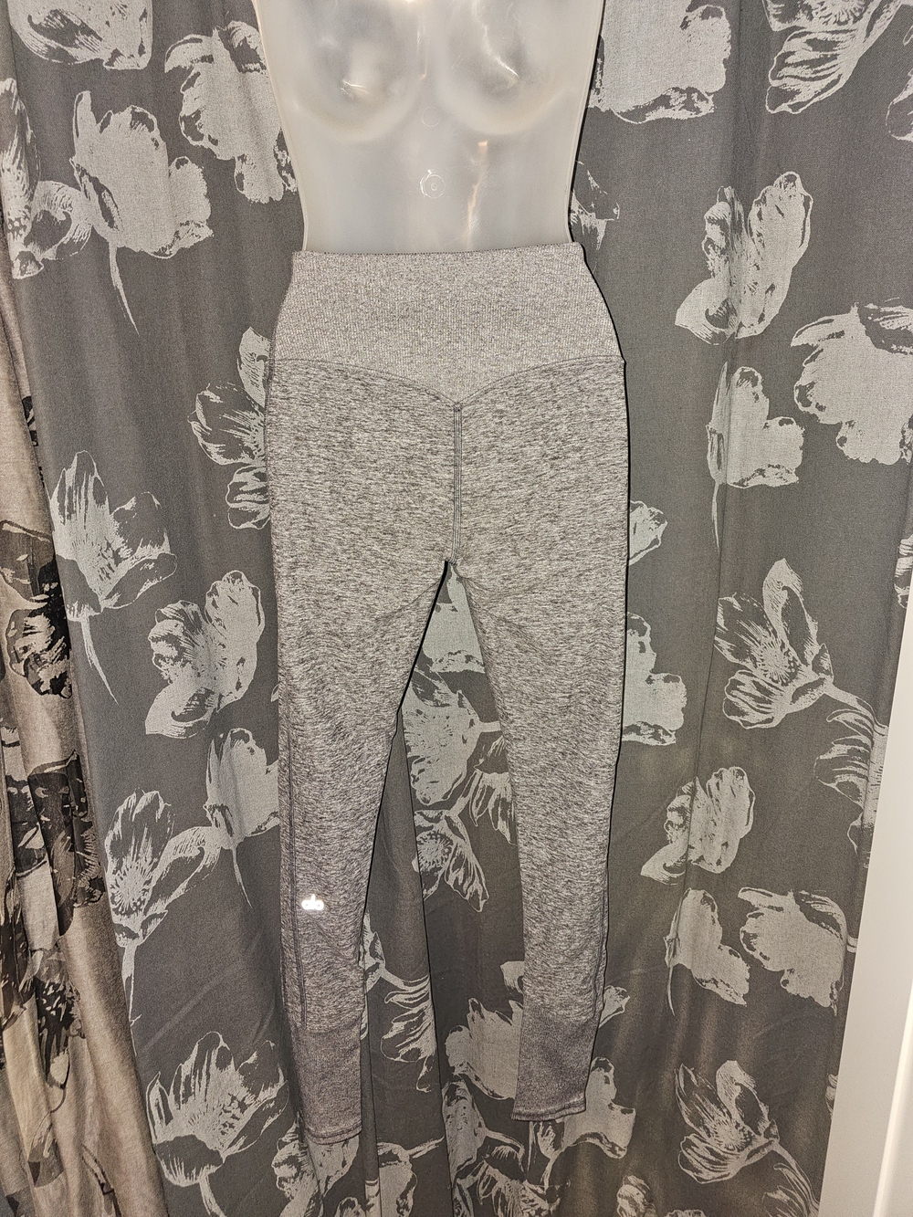 Alo yoga alosoft leggings.                                       3 Pairs - Picture 12 of 13